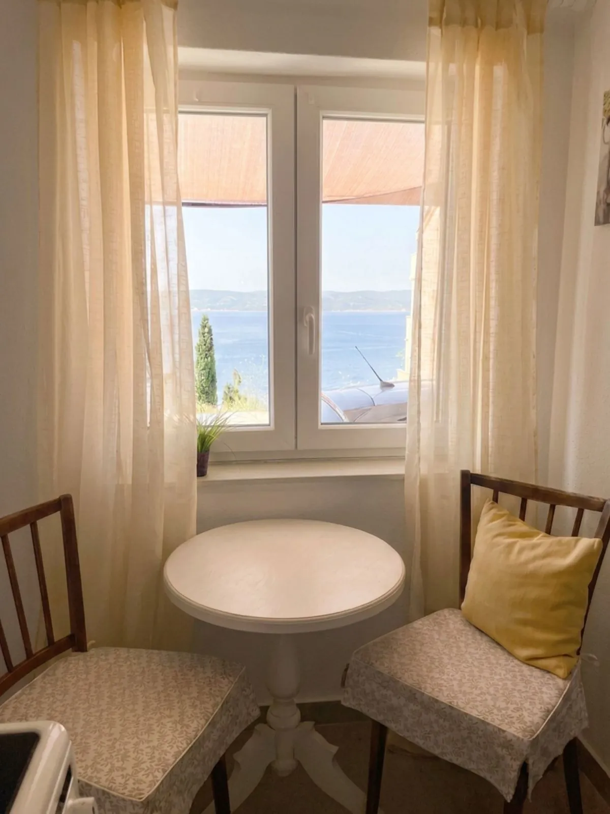 Kutak za blagovanje s pogledom na more – Apartman Bello