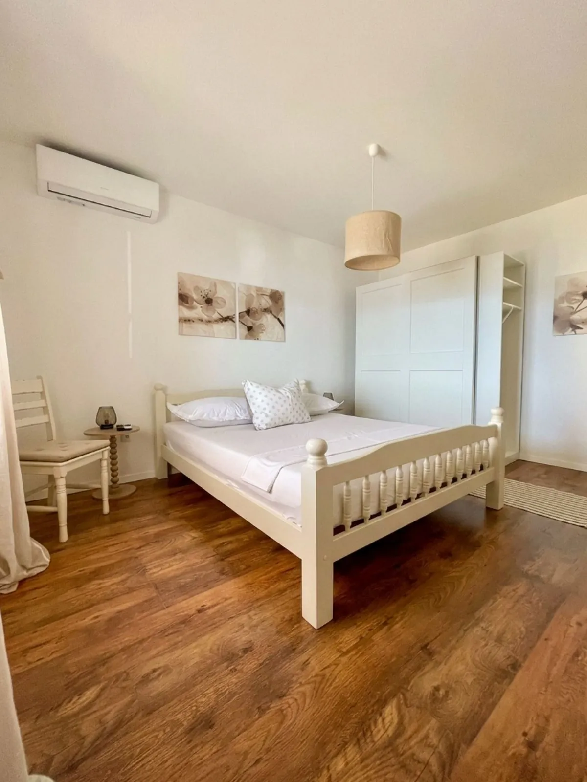 Spavaća soba s prozorom – Apartman Bello